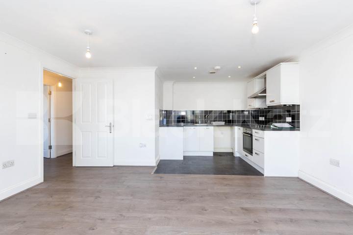 spacious 2 bedroom apartment located in a new build close to Palmers Green Green Lanes, Palmers Green